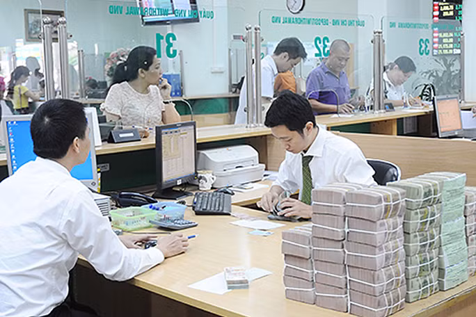 Cá nhân là người lao động được điều chuyển từ tổ chức cũ đến tổ chức mới trong trường hợp tổ chức cũ thực hiện chia, tách, hợp nhất, sáp nhập, chuyển đổi doanh nghiệp