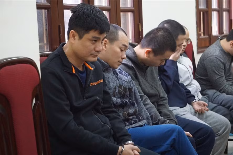 Phí Văn Huấn (ngoài cùng) - trùm đường dây cá cược nghìn tỉ qua trang powgs.com.