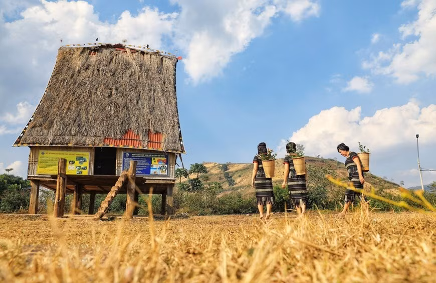 Vẻ đẹp hùng vĩ của núi rừng Gia Lai với hình ảnh nhà rông và núi lửa Chư Đăng Ya. (Ảnh: Thành Đạt/TTXVN)