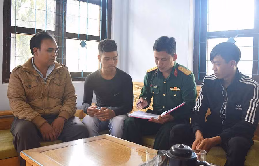  Các đơn vị gặp gỡ, động viên thanh niên trước lúc lên đường. Ảnh: A.H