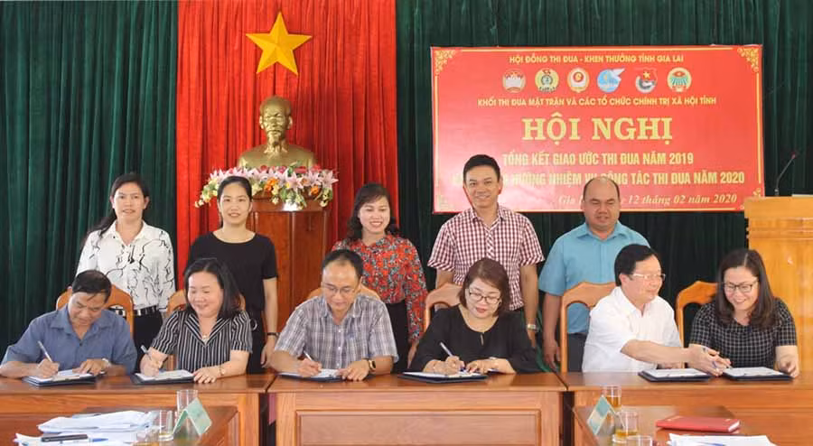  Các thành viên trong khối thi đua Mặt trận và các tổ chức chính trị-xã hội tỉnh ký kết giao ước thi đua năm 2020. Ảnh: P.L