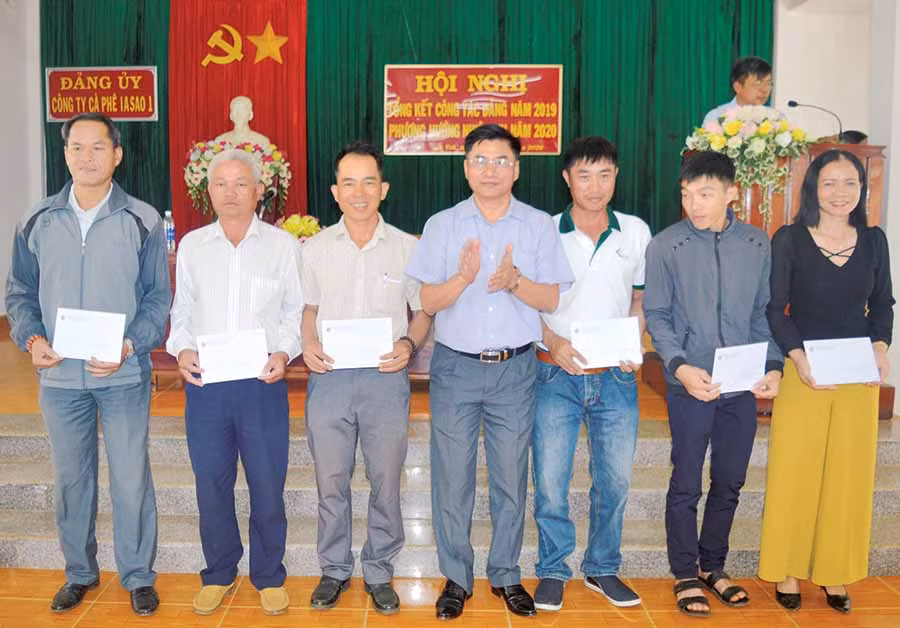  Phó Bí thư Đảng ủy, Giám đốc Công ty Trần Chí Kiên trao thưởng cho cán bộ, đảng viên, công nhân, người lao động xuất sắc niên vụ 2019. Ảnh: Đ.Y