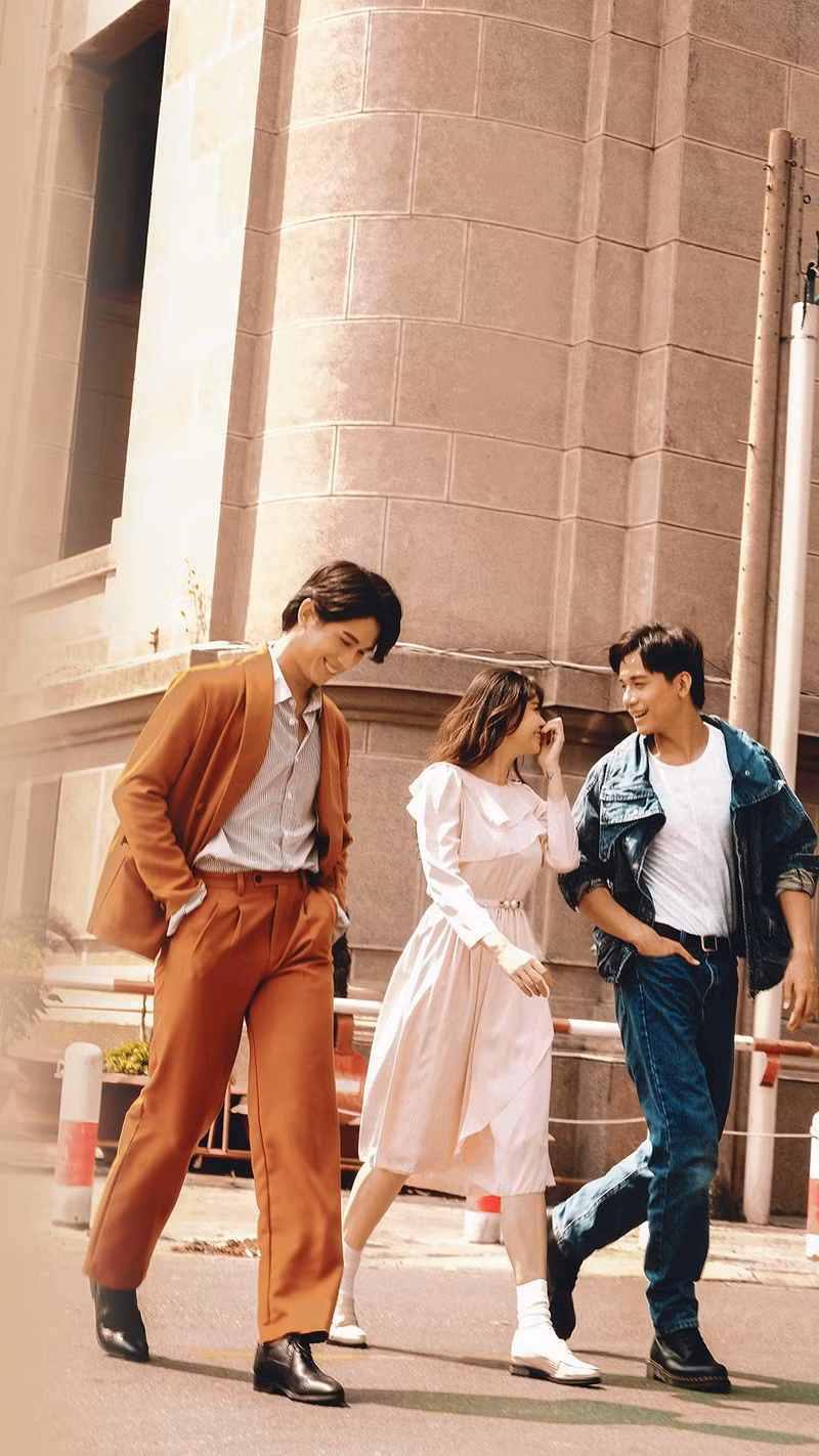 Chính vì vậy, Trương Quỳnh Anh đã tiếp tục đáp lại sự háo hức và quan tâm của mọi người dành cho sản phẩm này bằng một bộ ảnh đậm màu chất thơ giữa cô và hai nhân vật nam chính của MV. Chính vì vậy, Trương Quỳnh Anh đã tiếp tục đáp lại sự háo hức và quan tâm của mọi người dành cho sản phẩm này bằng một bộ ảnh đậm màu chất thơ giữa cô và hai nhân vật nam chính của MV.