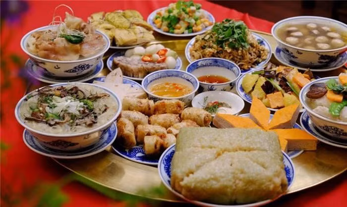  Tuỳ vào hoàn cảnh và việc sắp xếp thời gian của từng gia đình có thể cúng vào 14 hoặc 15 âm lịch. Ảnh: ST.