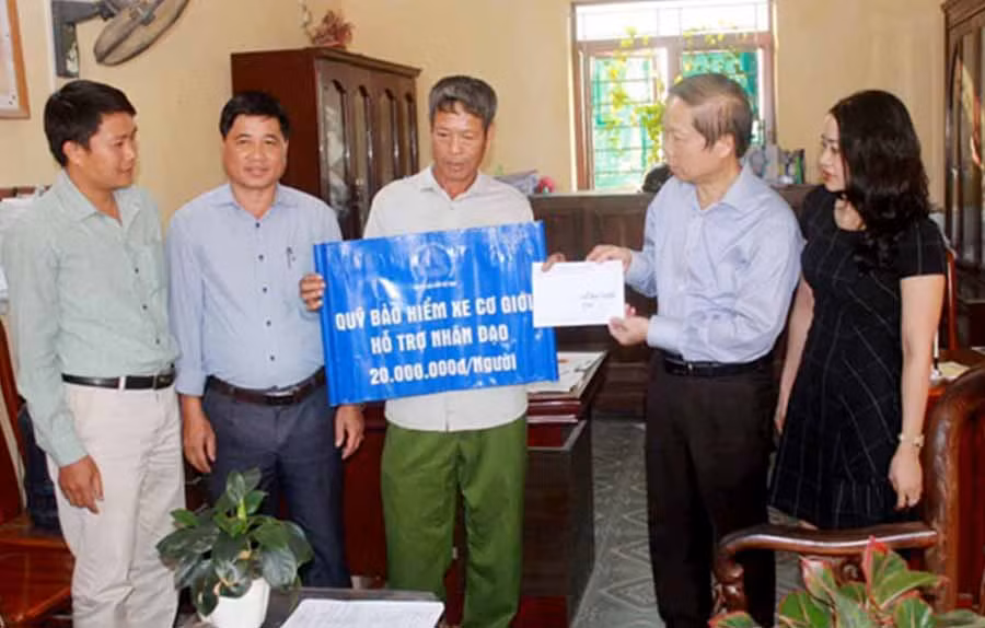 Quỹ Bảo hiểm Xe cơ giới trao hỗ trợ nhân đạo cho người thân một nạn nhân tử vong vì TNGT ở tỉnh Hải Dương