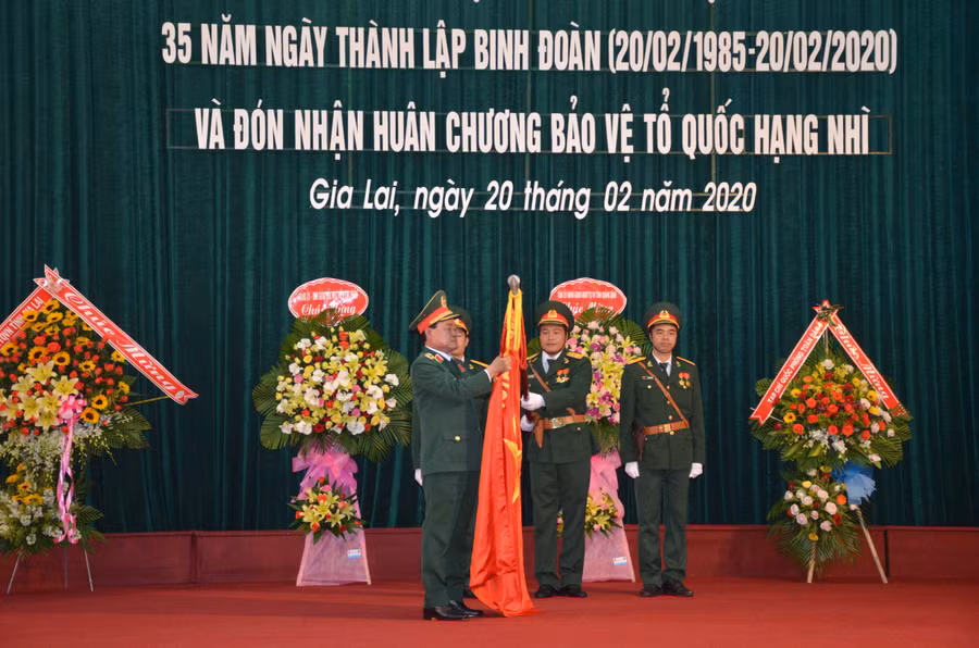 Thừa ủy quyền của Chủ tịch nước, Thượng tướng Trần Đơn trao Huân chương bảo vệ Tổ quốc hạng nhì. Ảnh: Vĩnh Hoàng
