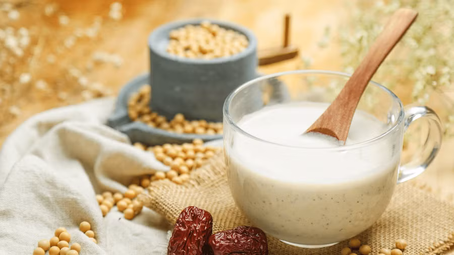 Nước đậu nành hay các sản phẩm từ đậu nành giúp cho người bị bệnh thiếu máu cảm thấy khoẻ khoắn hơn. 