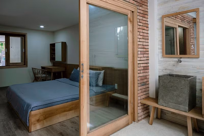  Một chiếc cửa trượt được sử dụng để ngăn giữa phòng tắm với phòng ngủ.