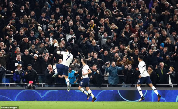 Niềm vui của Son Heung-Min (7) và các đồng đội sau khi nâng tỉ số lên 3-2 - Ảnh: GETTY IMAGES