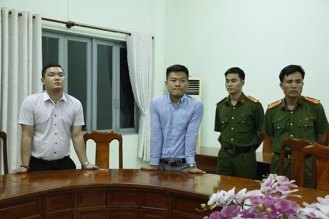 Nguyễn Thanh Hùng (trái) và Hoàng Anh Vui nghe đọc lệnh bắt tạm giam Ảnh: HƯNG NGUYÊN