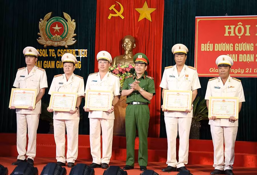 Thiếu tướng Nguyễn Văn Minh-Phó Cục trưởng Cục Cảnh sát quản lý trại giam, cơ sở giáo dục bắt buộc, trường giáo dưỡng (Bộ Công an) trao giấy khen cho các tập thể, cá nhân có thành tích xuất sắc trong phong trào thi đua “Vì an ninh Tổ quốc” giai đoạn 2015-2020. Ảnh: T.T