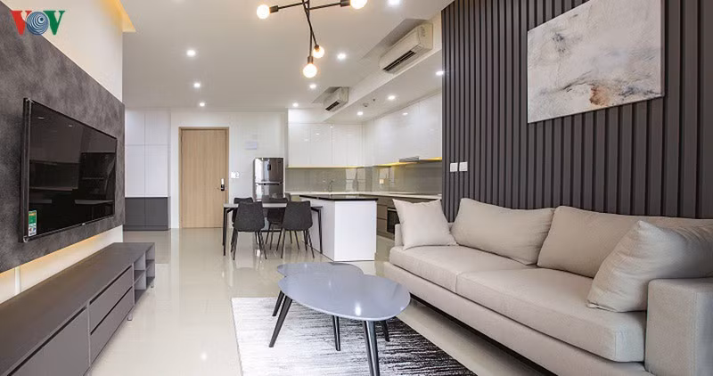 Căn hộ nằm trên tầng cao của một tòa chung cư, có diện tích 100m2 với hai phòng ngủ, là nơi ở của một gia đình trẻ hai thế hệ.
