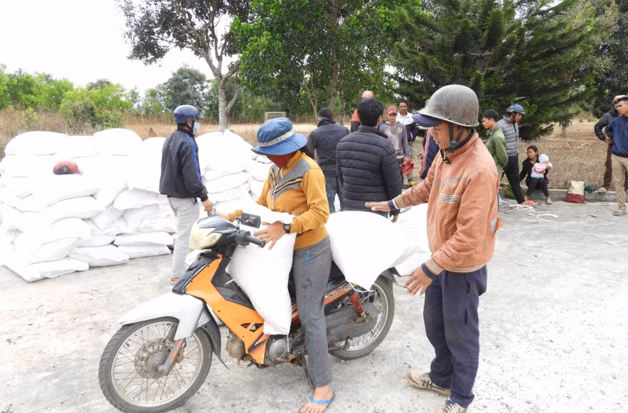 Người dân được nhận gạo cứu đói giáp hạt từ nguồn cứu trợ của Chính phủ. Ảnh: Thanh Nhật