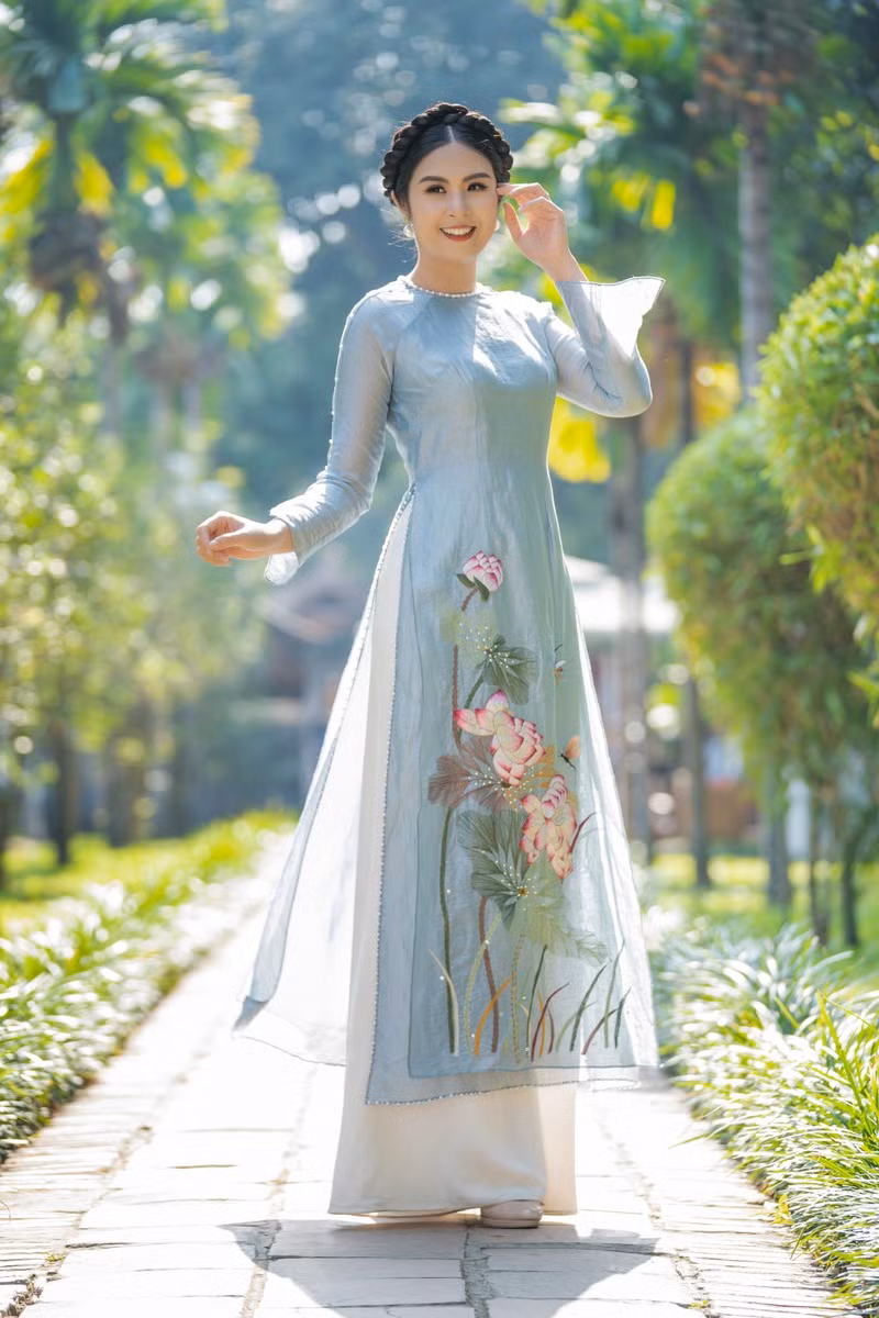 Hoa hậu Ngọc Hân theo đuổi việc thiết kế áo dài nhiều năm nay, từ khi tốt nghiệp thủ khoa ngành Thiết kế thời trang của Đại học Mỹ thuật Công nghiệp.