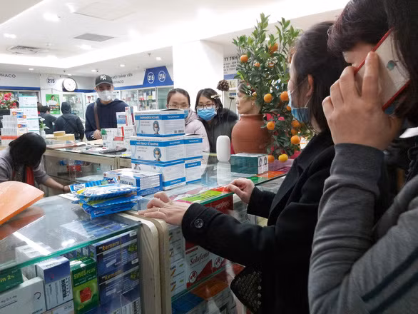 Cửa hàng bán khẩu trang tại chợ thuốc Hapulico Vũ Trọng Phụng (Hà Nội) - Ảnh: NA