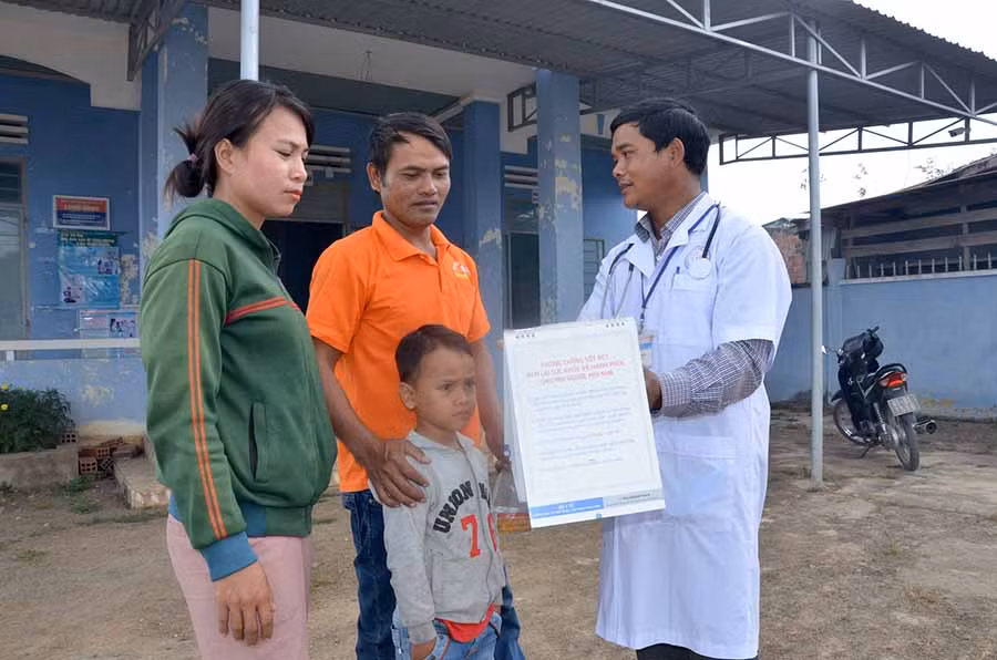 Bác sĩ Nay NHơm tuyên truyền cho người dân về cách vệ sinh phòng bệnh. Ảnh: Đ.P
