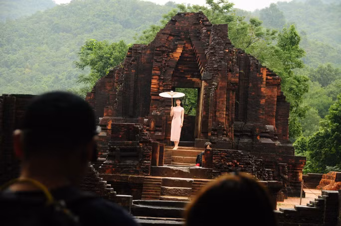 Du khách tham quan, chụp ảnh lưu niệm tại Mỹ Sơn