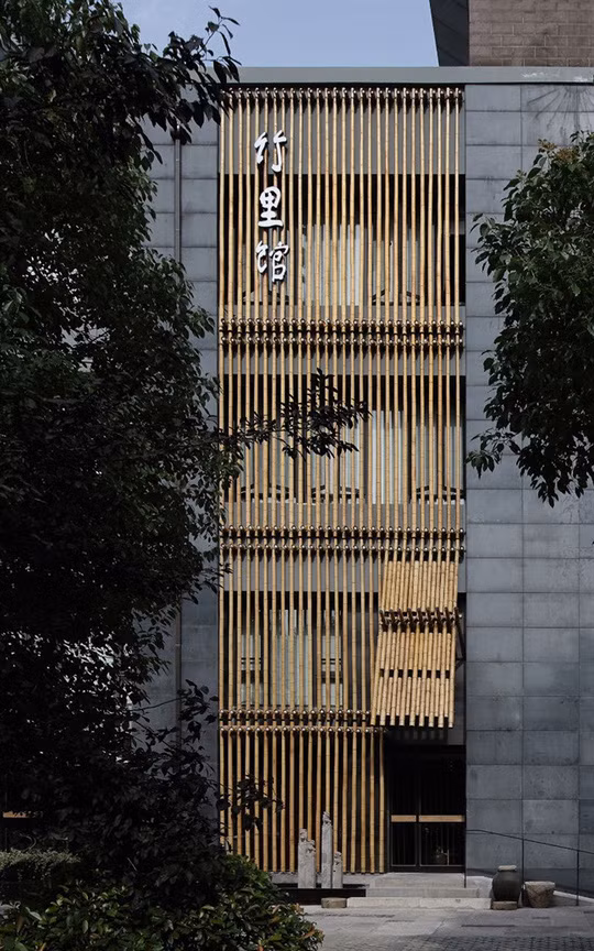 Tre là nguyên liệu chính đặc trưng tạo nên nhà hàng này và thậm chí chúng còn là một phần của tên gọi: The Bamboo Eatery. Dự án của studio Minggu Design này được đặt tại Trung Quốc. Mặt tiền được đóng những khung tre, tạo thành chiếc màn lớn và bên trong, tre cũng được dùng để trang trí.