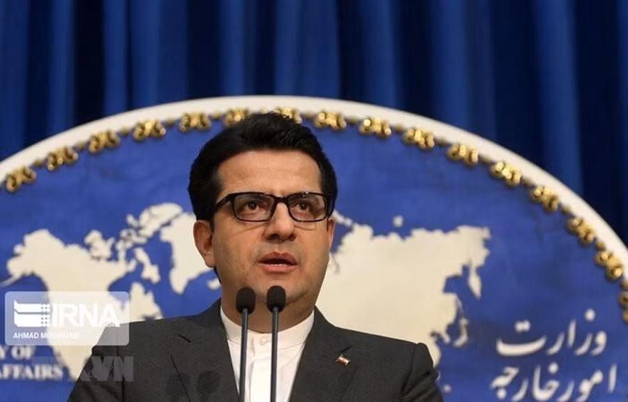 Người phát ngôn Bộ Ngoại giao Iran Abbas Mousavi phát biểu tại cuộc họp báo ở Tehran. (Ảnh: IRNA/TTXVN)