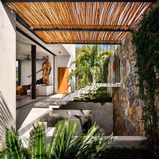 Đây là một ngôi nhà nghỉ dưỡng được thiết kế bởi Zozaya Arquitectos nằm ở Zihuatanejo, Mexico. Nó khoác lên mình vẻ ngoài hiện đại với khung cảnh nhiệt đới được kết hợp một cách tinh tế bởi các kiến ​​trúc sư tài hoa. Ngôi nhà tuyệt đẹp này được làm chủ yếu từ đá tự nhiên và tre, hai vật liệu trông có vẻ khác biệt nhưng lại bổ trợ và tôn vinh vẻ đẹp của nhau một cách hoàn mỹ.
