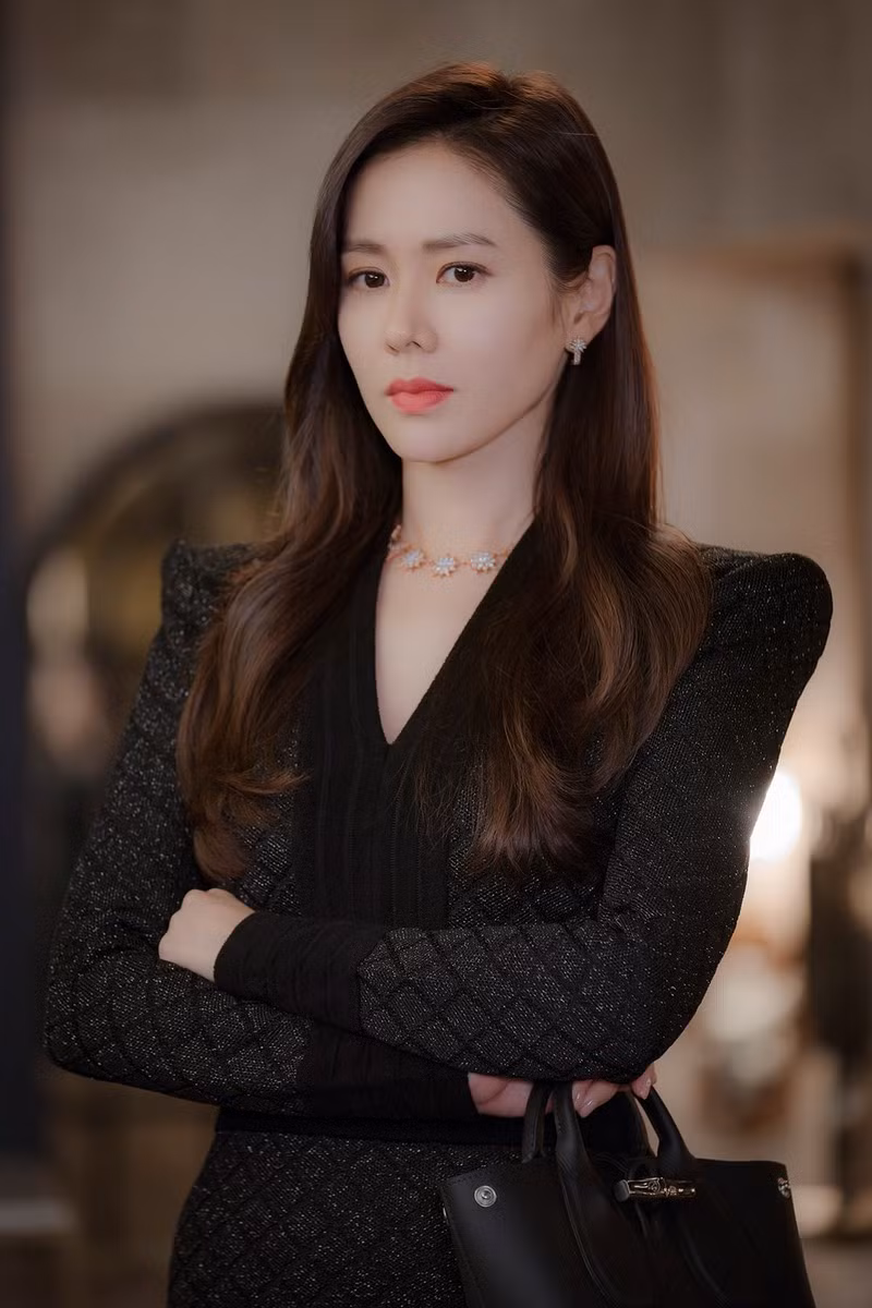 Bên cạnh đó, với khả năng diễn xuất của mình, Son Ye Jin đã thể hiện xuất sắc vai diễn nữ tài phiệt Hàn Quốc vui tươi, tinh nghịch hay nũng nịu.