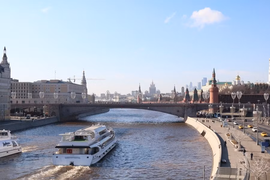 Các tháp canh, tháp nhà thờ trong Điện Kremlin nhìn từ sông Moskva. (Ảnh: Duy Trinh/TTXVN)