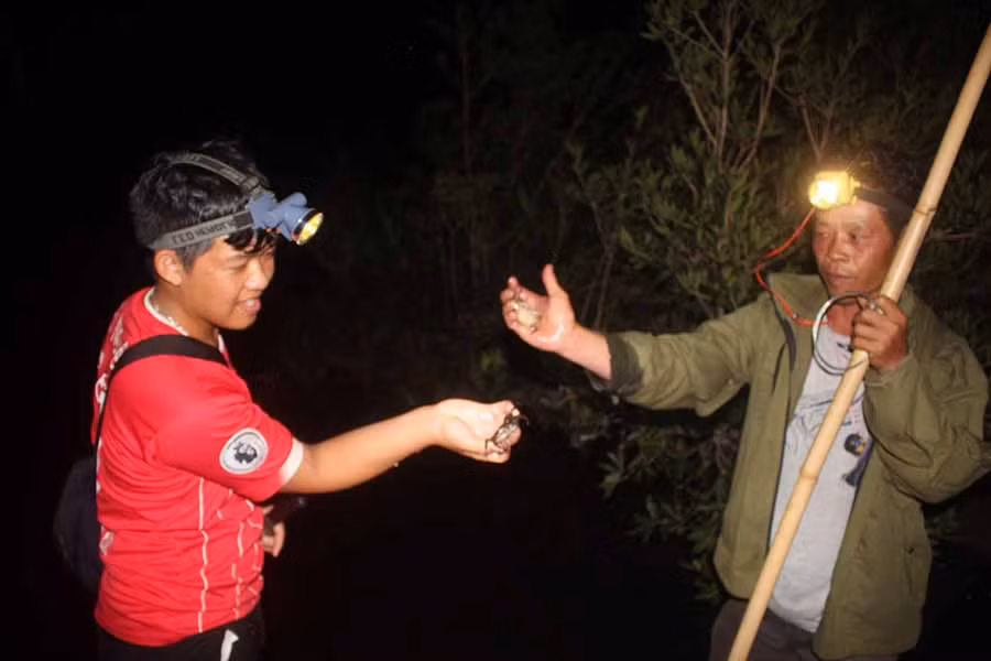 Săn cua đá ở thác Ply Mung. Ảnh: Nguyễn Tú