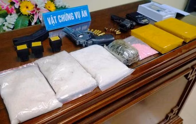  Số ma túy, heroin cùng 3 khẩu súng và 6 viên đạn được công an thu giữ được trong nhà Nguyễn Đình Hà