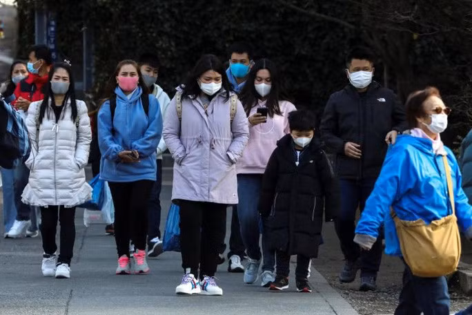 Du khách mang khẩu trang tại thủ đô Tokyo - Nhật Bản hôm 18-2. Ảnh: Reuters