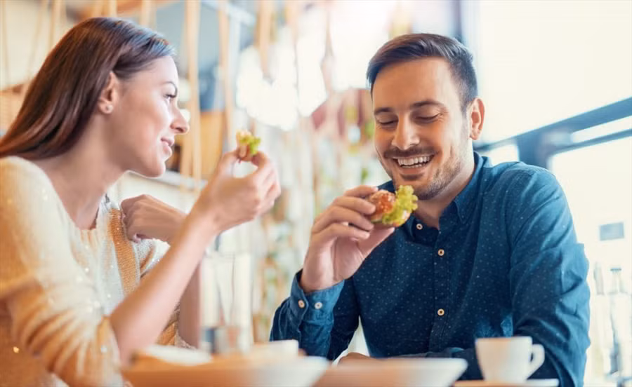 Ăn giúp những món ăn bạn không thích là cách đàn ông thể hiện tình cảm của mình. 