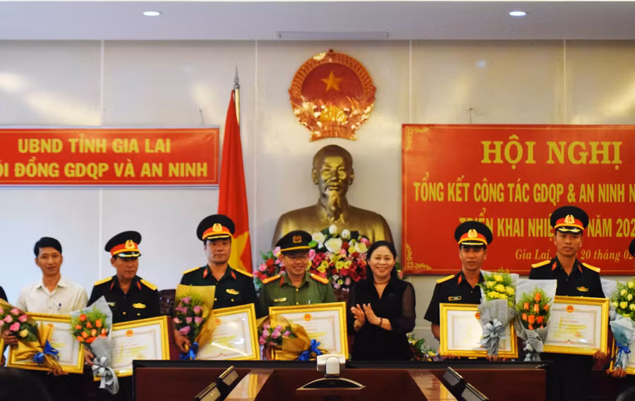 Phó Chủ tịch UBND tỉnh tặng bằng khen cho các tập thể, cá nhân. Ảnh: Anh Huy