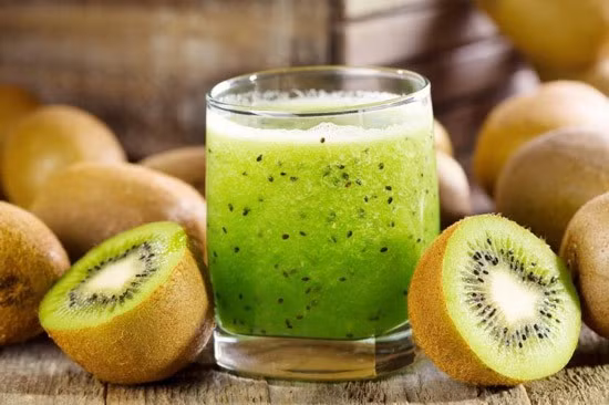 Trong kiwi có chứa nhiều vitamin A, E và C giúp hệ thống miễn dịch của cơ thể luôn khỏe mạnh. Dùng ly nước ép kiwi còn cung cấp chất xơ và kali tốt cho hệ tiêu hóa, giúp ngăn ngừa bệnh tim mạch. Ảnh minh họa: Internet