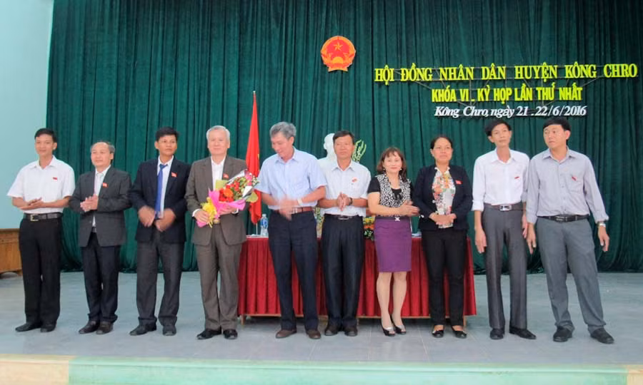 Các đại biểu trúng cử chức danh trong HĐND huyện khóa VI ra mắt tại kỳ họp. Ảnh: Hồng Thi