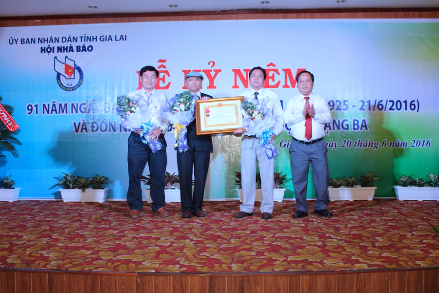 Thừa ủy quyền Chủ tịch nước, Phó Bí thư Tỉnh ủy Châu Ngọc Tuấn trao Huân chương Lao động hạng ba cho Hội Nhà báo tỉnh. Ảnh: P.L