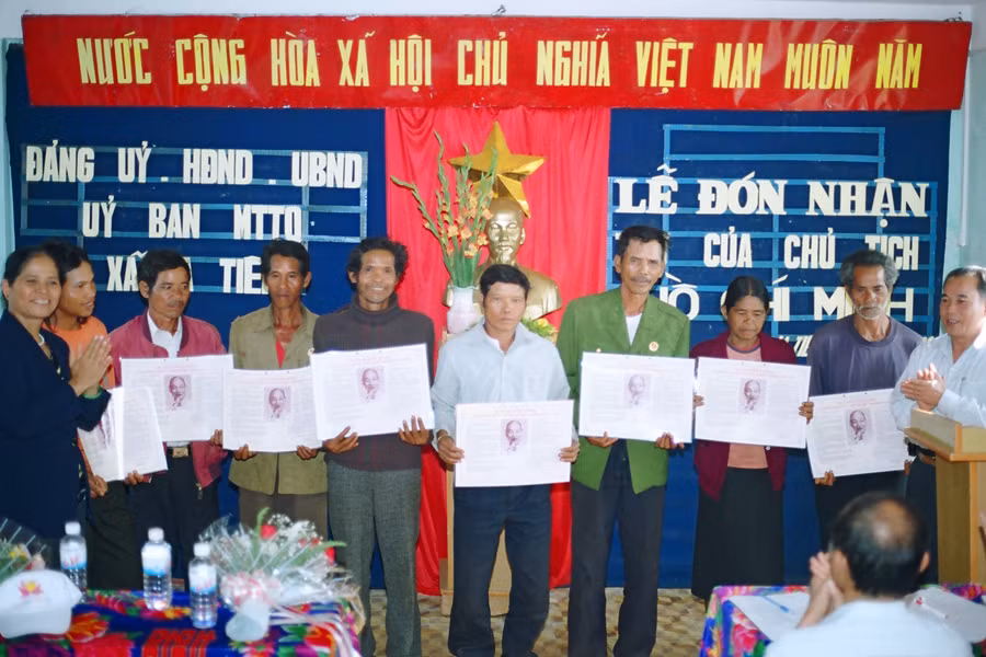 Trao thư và ảnh Bác Hồ cho hộ gia đình vùng DTTS. Ảnh: T.N Trao thư và ảnh Bác Hồ cho hộ gia đình vùng DTTS Ông Hmrik được Ban Thường vụ Thành ủy Pleiku khen thưởng về học tập và làm theo tấm gương đạo dức Hồ Chí Minh (6563). -Bà Thẩm Thị Phóng (1897). -Ông Nay Yak (6582).