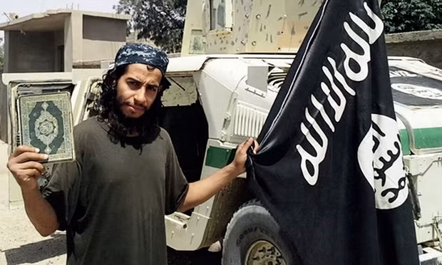  Tên Abdelhamid Abaaoud, 28 tuổi, người Bỉ gốc Marroco bị tình nghi là kẻ đứng đằng sau loạt vụ tấn công khủng bố Paris tối 13-11. (Ảnh: Guardian)