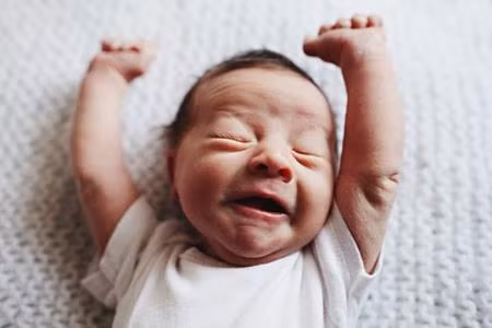 Vừa ngáp vừa vươn tay vươn chân