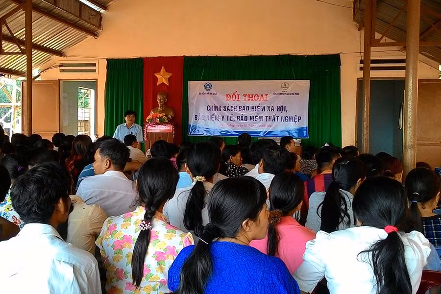  Buổi đối thoại do BHXH Gia Lai phối hợp với Công ty TNHH một thành viên Cao su Chư Prông tổ chức chiều 8-6 thu hút trên 200 lao động tham gia. Ảnh: N.N