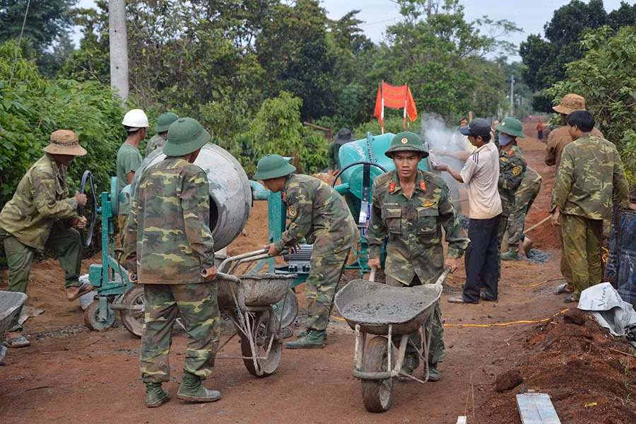 Tuổi trẻ Sư đoàn 320 giúp đỡ nhân dân làm đường giao thông nông thôn. Ảnh: V.H Tuổi trẻ Sư đoàn 320 giúp đỡ nhân dân làm đường giao thông nông thôn. Ảnh: V.H