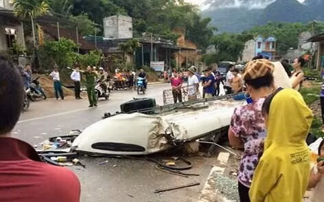 Hiện trường vụ tai nạn giao thông trên quốc lộ 217, đoạn qua xã Thiết Ống, huyện Bá Thước chiều 7-6 - Ảnh do UBND huyện Bá Thước cung cấp