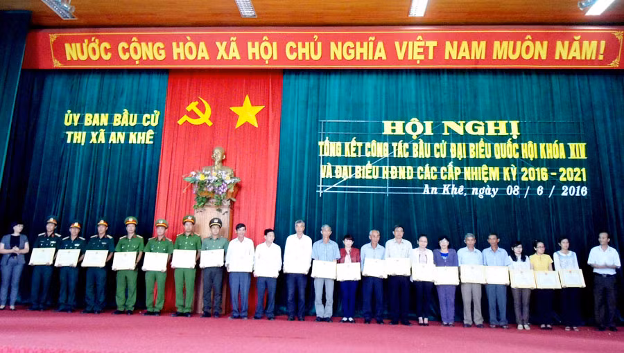 Khen thưởng các tập thể và cá nhân có thành tích xuất sắc trong đợt bầu cử. Ảnh: Ngọc Minh
