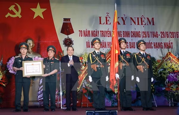 Phó Thủ tướng Trương Hòa Bình trao Huân chương Bảo vệ Tổ quốc hạng nhất cho Binh chủng Pháo binh.