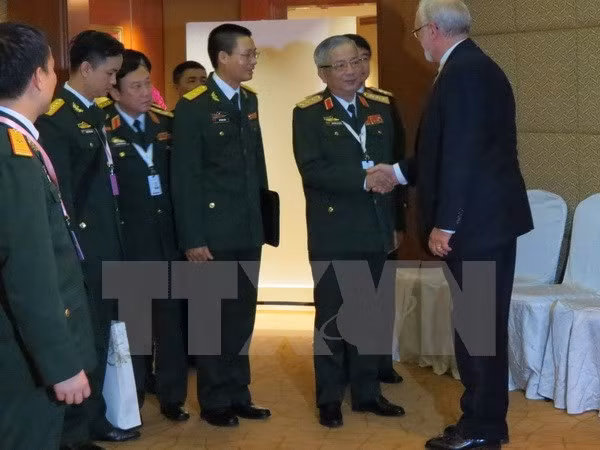 Thứ trưởng Bộ Quốc phòng Nguyễn Chí Vịnh tiếp ông David Shear, Trợ lý Bộ trưởng Quốc phòng Mỹ bên lề Đối thoại Shangri-La.