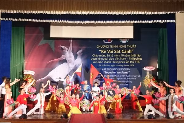 Các tiết mục nghệ thuật giao lưu văn hóa hai nước trong chương trình.