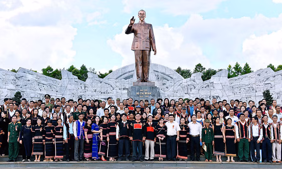 Bên Tượng đài Bác Hồ với các dân tộc Tây Nguyên. Ảnh: Đức Thụy Bên Tượng đài Bác Hồ với các dân tộc Tây Nguyên. Ảnh: Đức Thụy