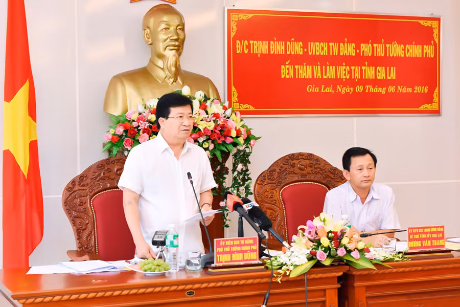 Phó Thủ tướng Chính phủ Trịnh Đình Dũng phát biểu tại buổi làm việc với lãnh đạo tỉnh. Ảnh: Đức Thụy