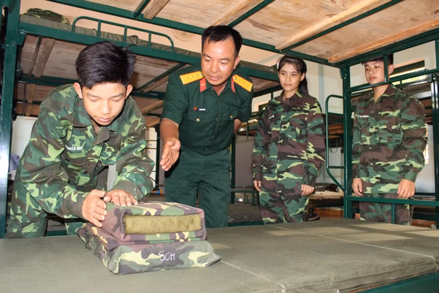 Các học viên học cách gấp nội vụ. Ảnh: P.L