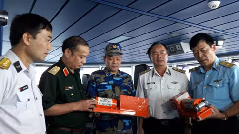 Phó đô đốc Phạm Ngọc MInh (thứ 2 từ phải sang trái) cùng các cán bộ Sở Chỉ huy xem xét hộp đen vừa được tìm thấy (ảnh: KT)