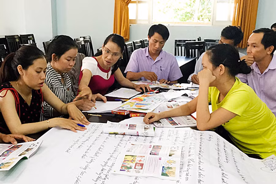 Giáo viên Mỹ thuật cấp tiểu học toàn tỉnh vừa được tập huấn dạy-học theo phương pháp mới trước khi bước vào năm học mới 2016-2017. Ảnh: H.N