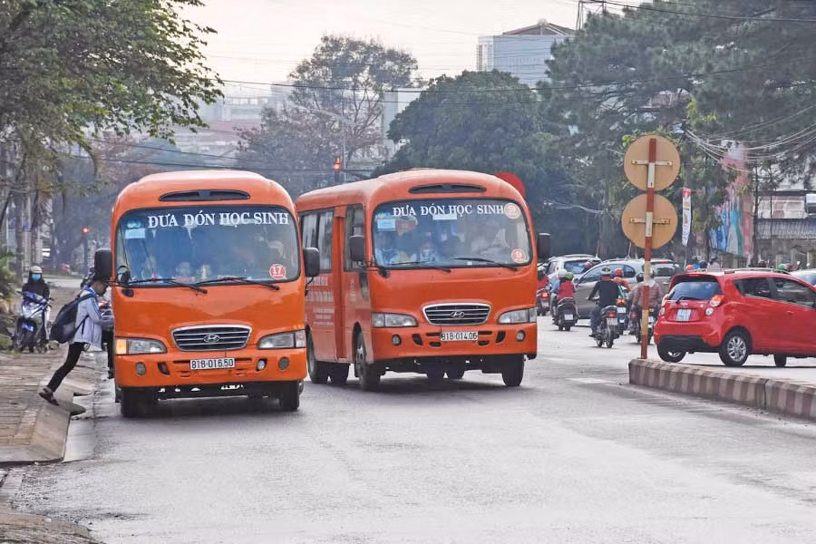  Xe ô tô đưa đón học sinh trên địa bàn TP. Pleiku. Ảnh: Hà Phương